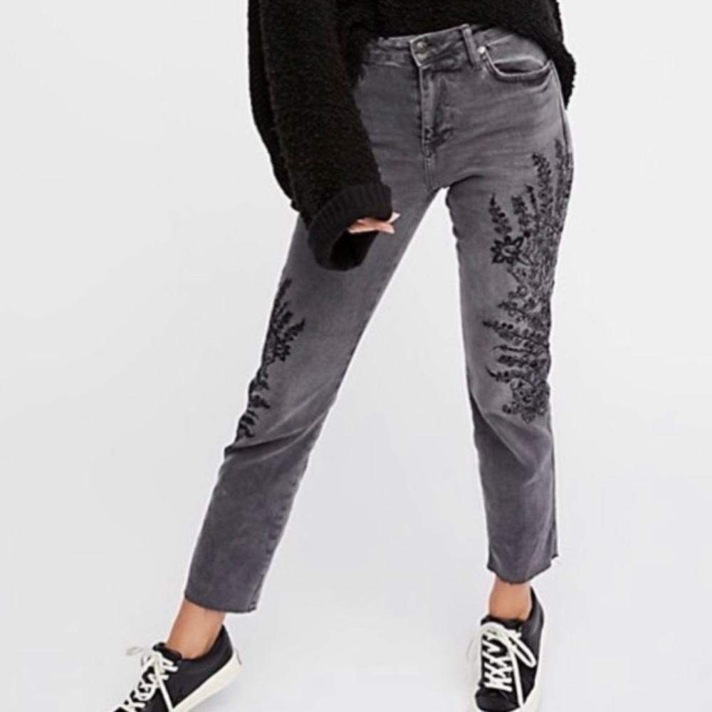 FREE PEOPLE We The Free OB737354 Embroidered Girlfriend Jeans Size 29